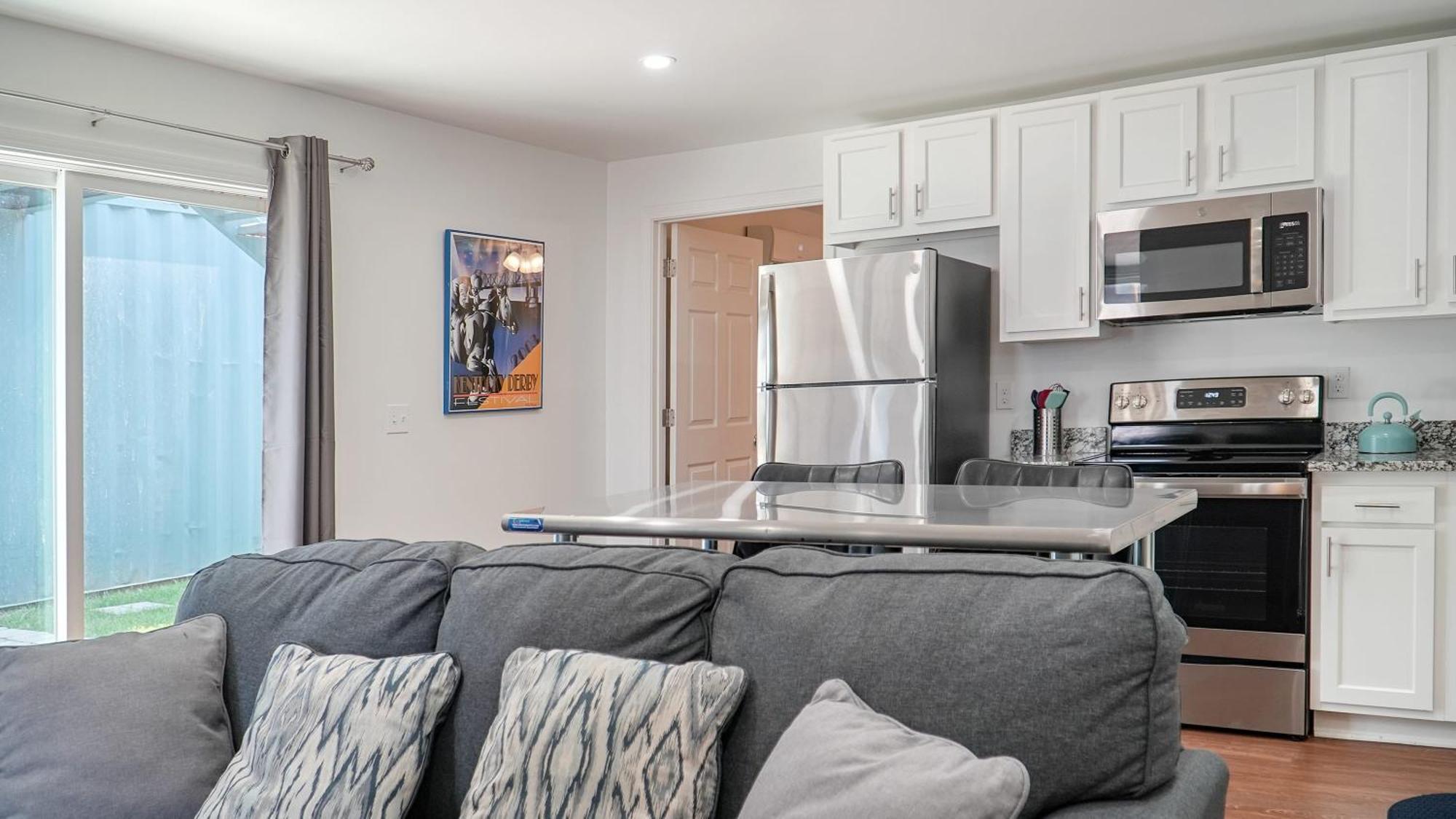 Unique Shipping Container Retreat: Six 1br Units Apartment *