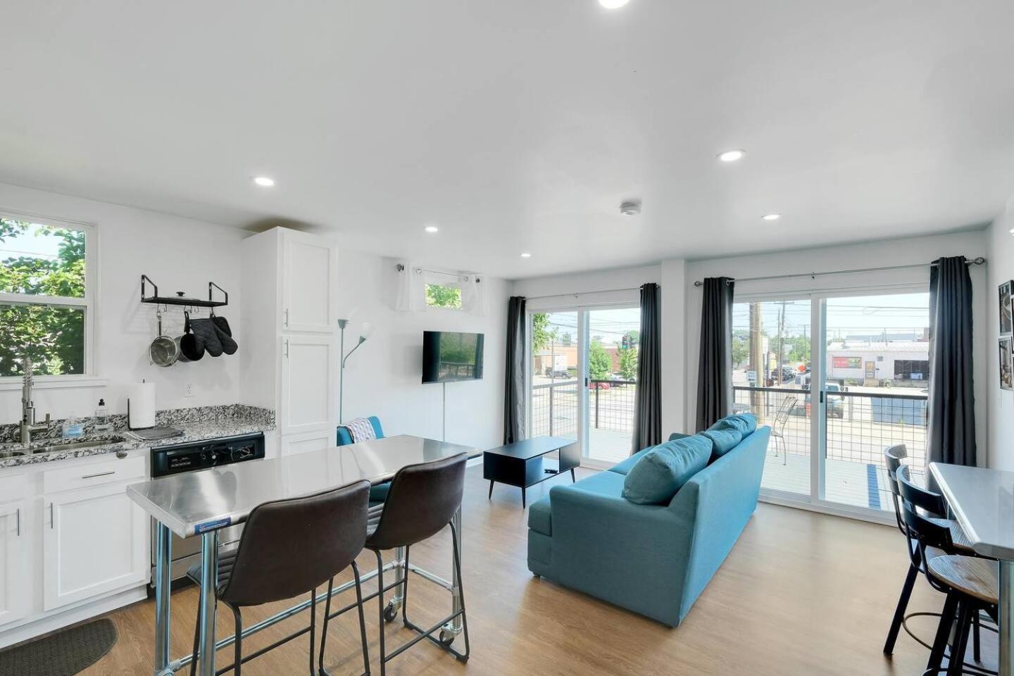 Apartment Unique Shipping Container Retreat: Six 1br Units