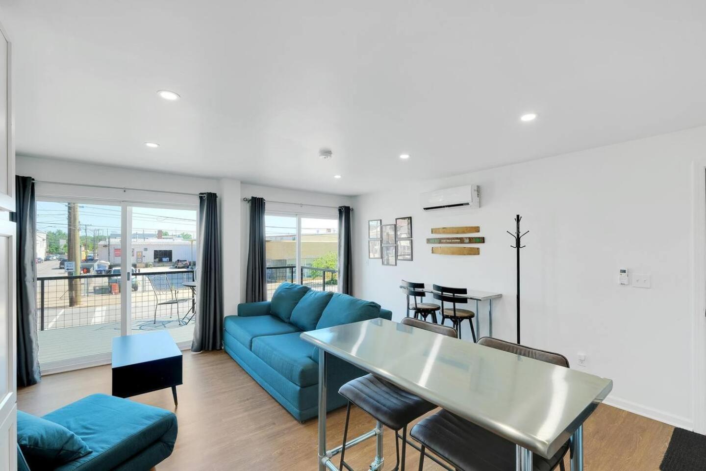 Apartment Unique Shipping Container Retreat: Six 1br Units *