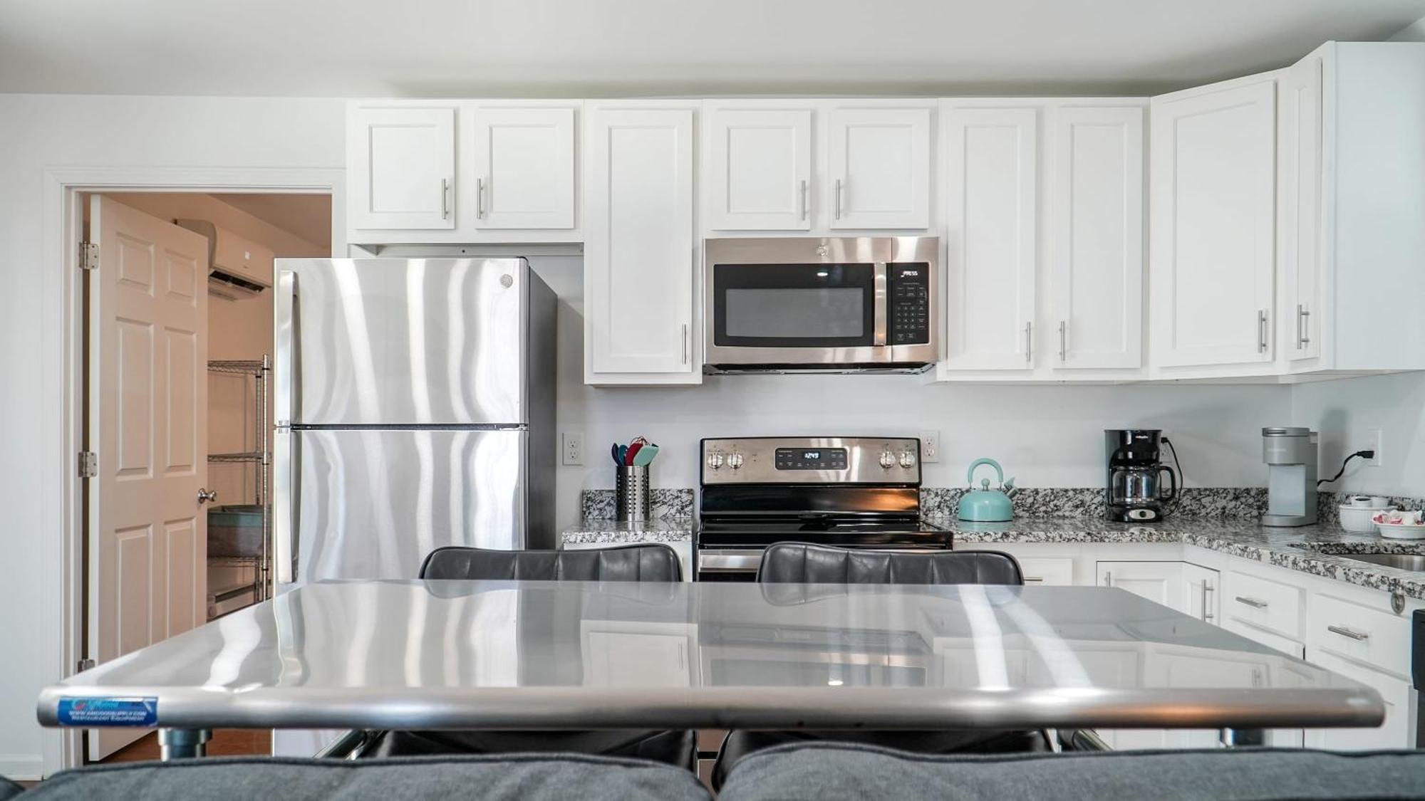 Apartment Unique Shipping Container Retreat: Six 1br Units Louisville