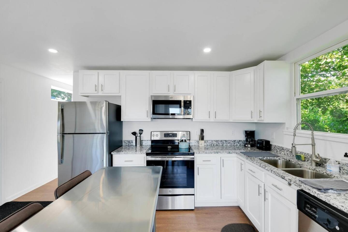 Unique Shipping Container Retreat: Six 1br Units